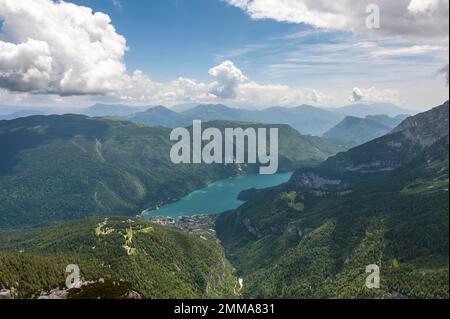 Blick vom Gipfel Croz dellAltissimo (2339 m) auf den See Lago di Molveno Molveno, Molveno, Malfein, Brenta Dolomiten, Provinz Trient, Trentino Stockfoto