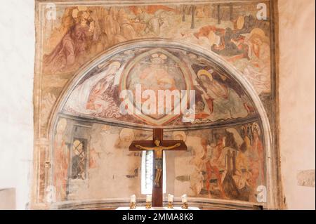 Mittelalterliche Fresken aus der Schule Friedrich Pachers, Nachbildung eines romanischen Kruzifix, Burgkapelle, Schloss Taufers, Sand in Taufers (Campo Stockfoto