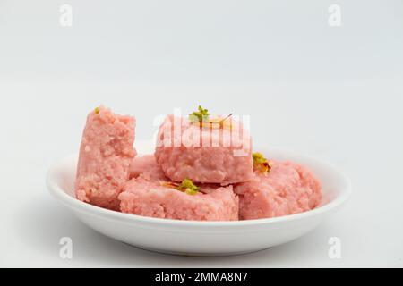 Indische Mithai Rose Kalakand, Auch Gulabi Burfi Oder Gulab Barfi Genannt, Ist Aus Hüttenkäse Paneer, Kondensmilch Aromatisiert Mit Gulab Sirup, Mawa, Stockfoto