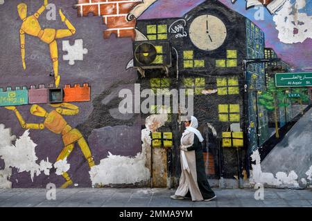 Verschleierte Frau vor dem Wandgemälde, Graffito, Al Khobar, Ash-Sharqiyya Provinz, Persischer Golf, Saudi-Arabien Stockfoto