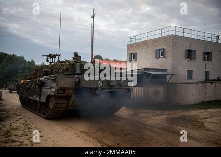 Italienische Soldaten mit 4. Panzerregiment, Garibaldi Brigade, dringen in einem Panzer von C1 Ariete durch ein Ziel vor, während sie einen Angriff mit Fallschirmjägern der US-Armee durchführen, die 2. Bataillons, 503. Fallschirmjägern-Infanterie-Regiment im Joint Multinary Readiness Center in Hohenfels, Deutschland, im Rahmen der Übung Sabre Junction 22 zugewiesen sind, 16. September 2022. Sabre Junction 22 ist eine multinationale Rotationsübung, bei der die Bereitschaft der 173. Airborne Brigade der US-Armee bewertet wird, einheitliche Landoperationen in einer gemeinsamen, kombinierten Umgebung durchzuführen und die Interoperabilität mit mehr als 4,5 zu fördern Stockfoto