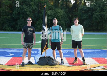 U.S. Air Force Senior Airman Zackery Gardner, links, ein Crewchef der 15. Aircraft Maintenance Unit, U.S. Air Force Senior Airman Gabe Sidwell, Mitte, und U.S. Air Force Tech Sgt. Brandon Barnwell, rechts, Crew-Chefs mit der Special Operations Munitions Squadron 1. posieren für ein Foto, nachdem sie an einem 24-stündigen Mahnlauf im Hurlburt Field, Florida, am 16. September 2022 teilgenommen hatten. Gardner, Sidwell und Barnwell absolvierten während der gesamten Veranstaltung jeweils rund 200 Runden. Stockfoto