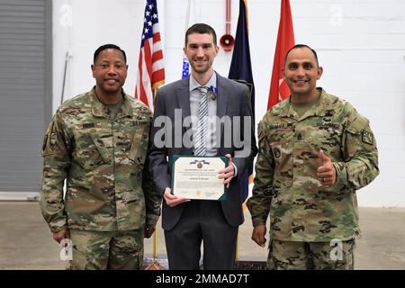 Brigg. Gen. Daryl O. Hood (links), der befehlshabende General des 20. Kommandos für chemische, biologische, radiologische, nukleare und explosive Stoffe (CBRNE), Und Kommandoleiter Major Jorge Arzabala (rechts), der ranghöchste Anführer, steht neben Adam M. Ochylski (Mitte) aus der 20. CBRNE-Kommandologistikabteilung. Ochylski wurde für das 3. Quartal zum 20. CBRNE-Kommandozivil des Quartals gewählt. USA Armeefoto von Angel D. Martinez-Navedo. Stockfoto