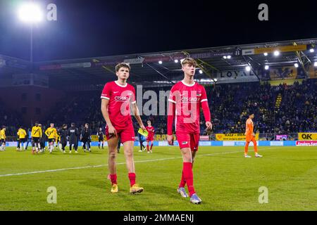 BREDA, NIEDERLANDE - JANUAR 27: Lewis Schouten von Jong AZ und Dave Kwakman von Jong AZ sehen nach dem niederländischen Keukenkampioendivisie-Spiel zwischen NAC Breda und Jong AZ im Rat Verlegh Stadion am 27. Januar 2023 in Breda, Niederlande deprimiert aus (Foto von Joris Verwijst/Orange Pictures) Stockfoto