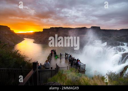 Shoshone Falls in Twin Falls, Idaho. Touristen, die den mächtigen Wasserfall im Süden Idahos in der Frühlingssaison beobachten Stockfoto