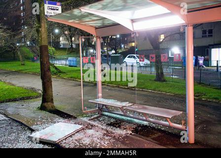 Glasgow, Schottland, Vereinigtes Königreich 29. Januar 2023. Die Flut des Vandalismus geht in der Stadt weiter, da Bushaltestellen für ihre Glasfassade vorgesehen sind, mit einer 1000 Pfund-Rechnung für jede zerstörte die Dystopie geht von Graffiti bis Verbrechen weiter. Ich habe mir eine der verwüsteten Haltestellen auf der Great Western Road A82 vorgestellt. Credit Gerard Ferry/Alamy Live News Stockfoto