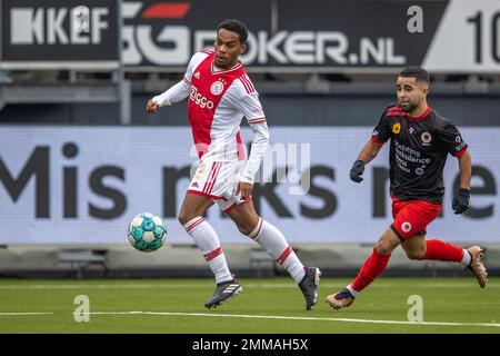 ROTTERDAM, NIEDERLANDE - JANUAR 29: Jurrien Timber von Ajax und Marouan Azarkan von Excelsior Rotterdam während des niederländischen Eredivisie-Spiels zwischen Excelsior Rotterdam und Ajax im Van Donge & De Roo-Stadion am 29. Januar 2022 in Rotterdam, Niederlande (Foto von Peter van der Klooster/Alamy Live News) Stockfoto