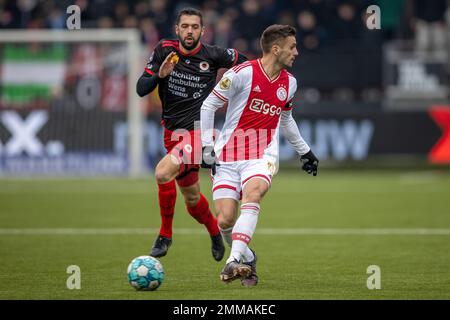 ROTTERDAM, NIEDERLANDE - JANUAR 29: Dusan Tadic von Ajax mit einem No-Look Pass während des niederländischen Eredivisie-Spiels zwischen Excelsior Rotterdam und Ajax im Van Donge & De Roo-Stadion am 29. Januar 2022 in Rotterdam, Niederlande (Foto von Peter van der Klooster/Alamy Live News) Stockfoto