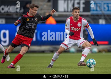 ROTTERDAM, NIEDERLANDE - JANUAR 29: Dusan Tadic of Ajax und Peer Koopmeiners of Excelsior Rotterdam während des niederländischen Eredivisie-Spiels zwischen Excelsior Rotterdam und Ajax im Van Donge & De Roo-Stadion am 29. Januar 2022 in Rotterdam, Niederlande (Foto von Peter van der Klooster/Alamy Live News) Stockfoto