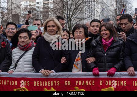 Paris, Frankreich. 29. Januar 2023. Olivier Donnars / Le Pictorium - Parade des traditionellen chinesischen Neujahrs - 29/1/2023 - Frankreich / Ile-de-France (Region) / Paris 13. Bezirk (13. Arrondissement von Paris) - Valerie Pecresse (l.), Präsidentin des regionalrates Ile-de-France und Anne Hidalgo (r.), bürgermeister von Paris während der traditionellen chinesischen Neujahrsparade, die nach einer 3-jährigen Unterbrechung aufgrund der Covid-Pandemie in den 13. Arrondissement von Paris zurückkehrte. Kredit: LE PICTORIUM/Alamy Live News Stockfoto