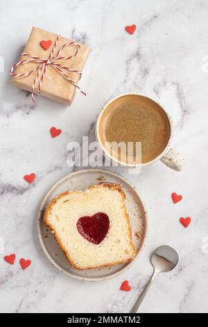 Valentinstag-Frühstück mit Herzkuchen und Kaffee Stockfoto