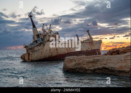 Wrack von Edro III. Am Ufer in Coral Bay, Paphos, Zypern Stockfoto