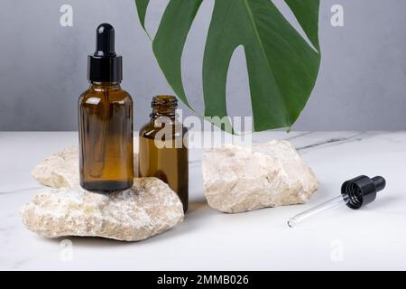 Flaschen mit Pipette und Kosmetikprodukt Stockfoto