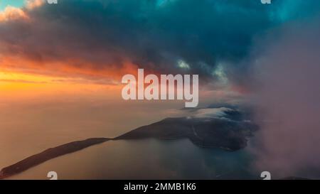 Dramatische Sonnenuntergangswolken über dem Meer Stockfoto