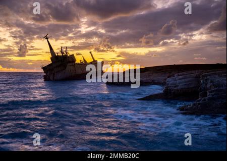 Wrack von Edro III. Am Ufer in Coral Bay, Paphos, Zypern Stockfoto