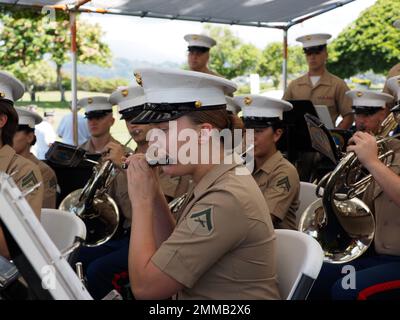 Ein Mitglied der Marine Corps Forces Pacific Band spielt auf der Flöte während der Zeremonie des National POW/MIA Recognition Day, die von der Defense POW/MIA Accounting Agency (DPAA) auf dem National Memorial Cemetery of the Pacific, Honolulu, am 16. September 2022 veranstaltet wird. Die Veranstaltung findet jedes Jahr am dritten Freitag im September statt und ehrt Kriegsgefangene und die Mitglieder des Dienstes, die in Aktion vermisst werden. Die Mission der DPAA ist es, die größtmögliche Rechenschaft über fehlende und nicht bilanzierte US-Mitarbeiter für ihre Familien und unsere Nation zu erlangen. Stockfoto