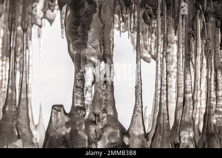 Eiszapfen in der Höhle am Baikalsee Stockfoto