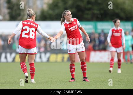 Borehamwood, Großbritannien. 29. Januar 2023. Laura Wienroither und KatieMcCabe von Arsenal Women beim Women's FA Cup 4. Round Match zwischen Arsenal Women und Leeds Utd Women am 29. Januar 2023 in Meadow Park, Borehamwood, England. Foto: Joshua Smith. Nur redaktionelle Verwendung, Lizenz für kommerzielle Verwendung erforderlich. Keine Verwendung bei Wetten, Spielen oder Veröffentlichungen von Clubs/Ligen/Spielern. Kredit: UK Sports Pics Ltd/Alamy Live News Stockfoto