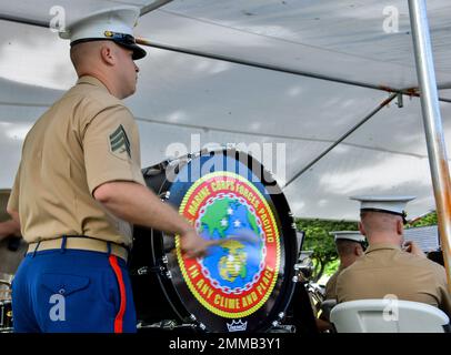 Ein Mitglied der Marine Corps Forces Pacific Band spielt Musik während der Zeremonie des National POW/MIA Recognition Day, die von der Defense POW/MIA Accounting Agency (DPAA) auf dem National Memorial Cemetery of the Pacific, Honolulu, am 16. September 2022 veranstaltet wird. Dieser Tag wurde erstmals 1979 durch eine Proklamation von Präsident Jimmy Carter gegründet, um die Opfer jener Amerikaner, die Kriegsgefangene waren, zu ehren und anzuerkennen und die Nation an diejenigen zu erinnern, die noch immer vermisst werden. Stockfoto