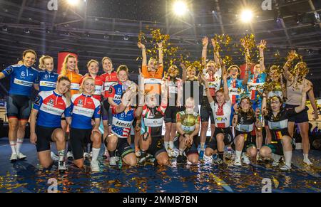 Berlin, Deutschland. 29. Januar 2023. Radfahren: Berlin 6-Tage-Rennen, Velodrom. Die Teilnehmer stehen zusammen für ein Gruppenfoto. Kredit: Andreas Gora/dpa/Alamy Live News Stockfoto