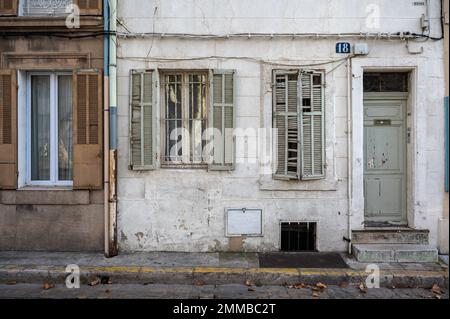 Marseille, Provence, Frankreich, 12 31 2022 - schmuddelige alte Fassade eines Wohnhauses im Stadtzentrum Stockfoto