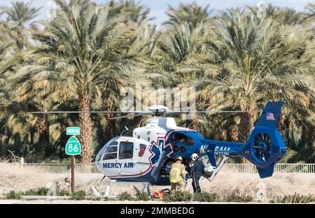 Oasis, Kalifornien - 29. Januar 2023. Nach einem Fahrzeugzusammenstoß an der Interstate 86 und 81. Ave wurden die Fahrer mit der Luft weggejagt. Stockfoto