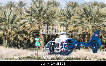 Oasis, Kalifornien - 29. Januar 2023. Nach einem Fahrzeugzusammenstoß an der Interstate 86 und 81. Ave wurden die Fahrer mit der Luft weggejagt. Stockfoto