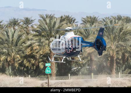 Oasis, Kalifornien - 29. Januar 2023. Nach einem Fahrzeugzusammenstoß an der Interstate 86 und 81. Ave wurden die Fahrer mit der Luft weggejagt. Stockfoto