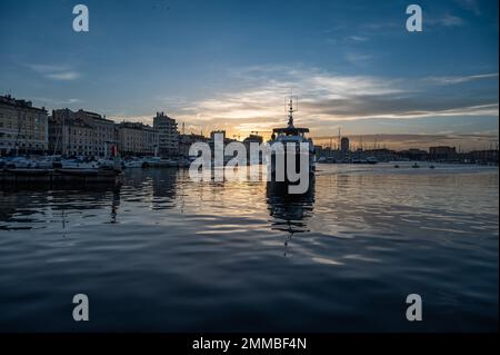 Marseille, Provence, Frankreich, 12 31 2022 - Blick über die Schiffe im alten Hafen in der Abenddämmerung Stockfoto