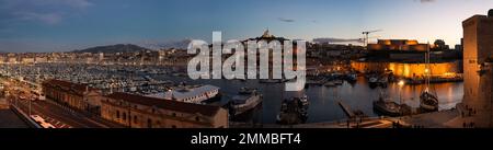 Marseille, Provence, Frankreich, 12 31 2022 - Extralanger Panoramablick über den alten Hafen in der Abenddämmerung Stockfoto