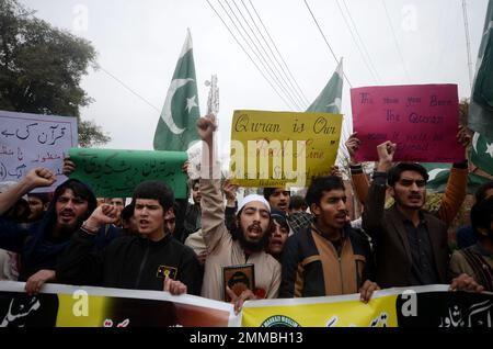 Peshawar, Khyber Pakhtunkhwa, Pakistan. 29. Januar 2023. Anhänger der Moslem man's League-Partei halten während eines Protests gegen Schweden ein Plakat in Urdu mit der Aufschrift "Burning of the Koran is the worst type of Terrorism by Sweden". Der pakistanische Ministerpräsident Shahbaz Sharif, mehrere arabische Länder sowie die Türkei verurteilten am 23. Januar die Islamophobie, nachdem der schwedisch-dänische rechtsextreme Politiker Rasmus Paludan bei einer Kundgebung in Stockholm am 21. Januar eine Kopie des Korans verbrannte. (Kreditbild: © Hussain Ali/Pacific Press via ZUMA Press Wire) NUR REDAKTIONELLE VERWENDUNG! Nicht für den kommerziellen GEBRAUCH! Stockfoto