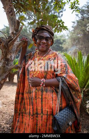 Porträt einer lächelnden 60 Jahre alten afrikanischen Dame, elegant gekleidet in traditioneller Kleidung Stockfoto