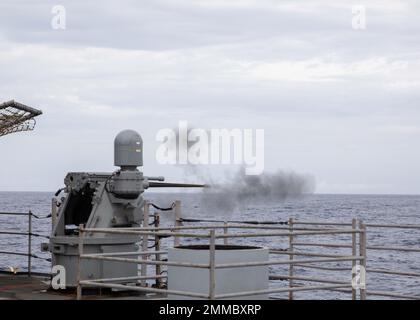 220916-N-TC847-1064 ADRIA (SEPT 16, 2022) Vom Raketendeck des Lenkflugkreuzers USS Leyte Gulf (CG 55) der Ticonderoga-Klasse, 16. September 2022, Wird Ein Mark 38 25mm-Maschinengewehr abgefeuert. The George H.W. Die Bush Carrier Strike Group befindet sich im geplanten Einsatzgebiet der US Naval Forces Europe, das von der Sechsten Flotte der USA eingesetzt wird, um die Interessen der USA, der Alliierten und der Partner zu verteidigen. Stockfoto