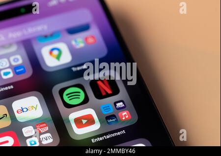 New york, USA - 28. Januar 2022:Entertainment-App auf iphone 14 pro in der Nahaufnahme des Smartphone-Bildschirms Stockfoto