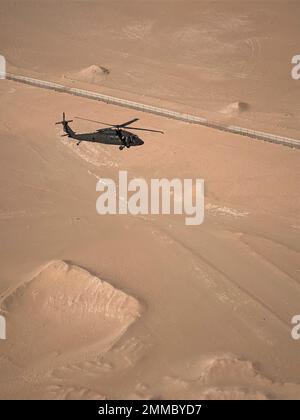 Ein UH-60m Black Hawk mit 3-142. Assault Helicopter Bataillon (AHB) aus Ronkonkoma, NY, errichtet einen Abstieg zur Landung in einer nicht verbesserten Landezone in der Nähe von Camp Buehring, Kuwait, 16. September 2022. Die Flugzeugbesatzungen für den 3-142. AHB führten einen Trainingsflug durch, um den Staub, die Trümmer und die allgemeine Sicherheit verschiedener Landezonen rund um das Camp Buehring zu bewerten. 3-142. AHB, der 36. Combat Aviation Brigade angeschlossen, unterstützt derzeit die kombinierte Joint Task Force - Operation Inhärent Resolve Mission, um gemeinsam vermittelte Kräfte bei der dauerhaften Niederlage von Da'esh zu beraten, zu unterstützen und zu ermöglichen, Stockfoto