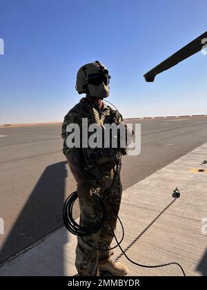 Sgt. Dillon Ton, ein Ronkonkoma, NY, gebürtiger und Crew-Chef der Bravo Company, 3-142. das Assault Helicopter Bataillon aus Ronkonkoma inspiziert einen UH-60m Black Hawk-Motor vor der Inbetriebnahme in Camp Buehring, Kuwait, am 16. September 2022. Ton unterstützte die Piloten des Flugzeugs während ihrer Trainingsmission in Landegebieten mit schweren Staub- und Trümmerwolken. Die Crew-Chefs führen auch die tägliche Wartung durch, die erforderlich ist, um die Sicherheit des Flugzeugs zu gewährleisten. 3-142. AHB, der 36. Combat Aviation Brigade beigetreten ist, unterstützt derzeit die kombinierte Gemeinsame Task Force - Operation Inhärent Resolve Mission zur Beratung, Stockfoto