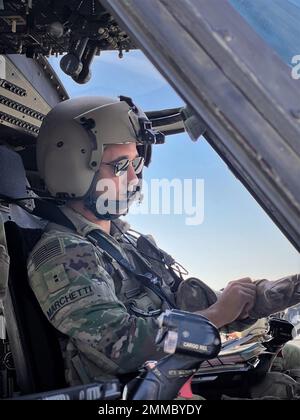 US Army Chief Warrant Officer 2 James Marchetti, gebürtiger aus Troy, NY, und UH-60m Black Hawk Pilot for A Company, 3-142. das Assault Helicopter Bataillon (AHB) mit Sitz in Latham, New York, zieht seine Handschuhe an für die Inbetriebnahme eines UH-60m Black Hawk in Camp Buehring, Kuwait, 16. September 2022. Marchetti und seine Crew haben während ihres Fluges Landezonen in der Nähe des Camp Buehring untersucht. 3-142. AHB, der 36. Combat Aviation Brigade beigetreten ist, unterstützt derzeit die kombinierte Joint Task Force - Operation Inhärent Resolve Mission, um Partner-Kräfte in der ausdauernden zu beraten, zu unterstützen und zu ermöglichen Stockfoto