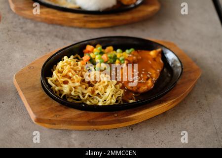 Nahaufnahme einer Schüssel Soba-Nudeln mit Rindersteak. Asiatische Küche Stockfoto