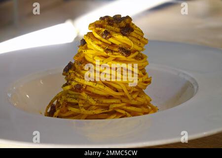 Gericht mit Spaghetti Carbonara, ein typisch italienisches Nudelrezept mit Guanciale, Ei und Pecorino romano Stockfoto