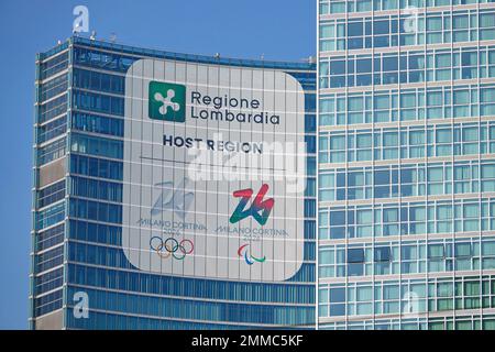 Palazzo Lombardia in Mailand Sitz der Regionalregierung mit Logo und Bildern der Olympischen Winterspiele 2026 in Mailand Cortina. Mailand, Italien Stockfoto