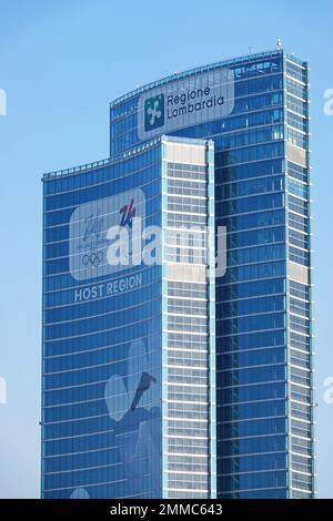 Palazzo Lombardia in Mailand Sitz der Regionalregierung mit Logo und Bildern der Olympischen Winterspiele 2026 in Mailand Cortina. Mailand, Italien Stockfoto