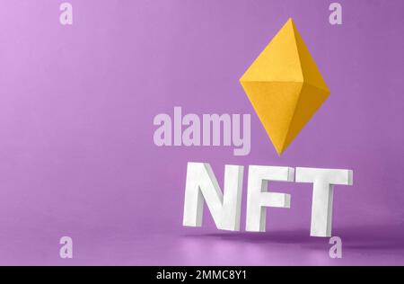 NFT 3D Text Token und simol Ethereum auf lila Hintergrund in Levitation. Minimalkonzept von Kryptotoken-Innovationen und virtuellen Zahlungen. Hochwertiges Foto Stockfoto