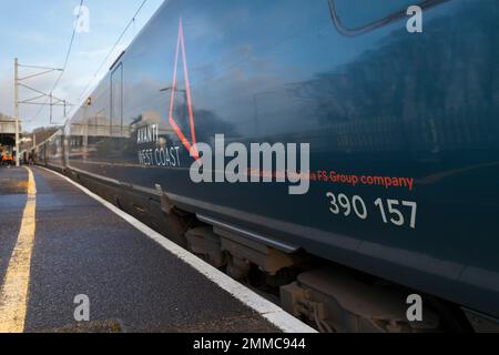 Avanti Westküste, betrieben von First Trenitalia in einem pendolino-Zug am Bahnhof Oxenholme an der Westküste der Hauptlinie Stockfoto