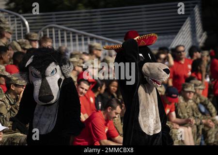 Wolf-Maskottchen vom 336. Training Squadron zeigen ihren Stolz während der 81. Training Group Drill-down auf dem Bohrpad der Levitow Training Support Facility auf dem Keesler Air Force Base, Mississippi, 16. September 2022. Keesler bildet jedes Jahr mehr als 30.000 Studenten aus. Während des Trainings erhalten Airmen die Möglichkeit, freiwillig zu lernen und Drill-down-Routinen durchzuführen. Stockfoto
