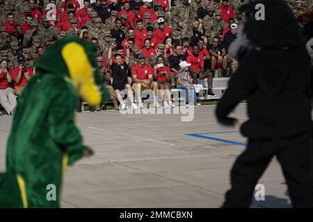 Studenten der 336. Training Squadron jubeln während der 81. Training Group Drilldown auf dem Bohrpad der Levitow Training Support Facility auf dem Keesler Air Force Base, Mississippi, 16. September 2022, um die Maskottchen. Keesler bildet jedes Jahr mehr als 30.000 Studenten aus. Während des Trainings erhalten Airmen die Möglichkeit, freiwillig zu lernen und Drill-down-Routinen durchzuführen. Stockfoto