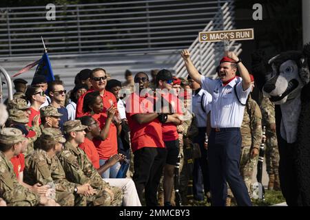 Die Studenten der 336. Training Squadron sammeln die Menge während der 81. Training Group Drill-down auf dem Levitow Training Support Facility Bohrpad auf dem Keesler Air Force Base, Mississippi, 16. September 2022. Keesler bildet jedes Jahr mehr als 30.000 Studenten aus. Während des Trainings erhalten Airmen die Möglichkeit, freiwillig zu lernen und Drill-down-Routinen durchzuführen. Stockfoto