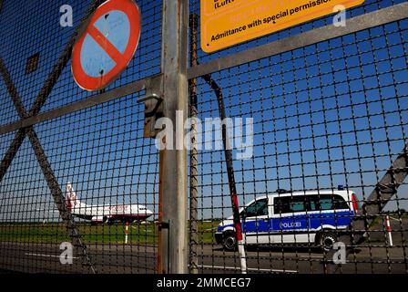 flughafen, Flughäfen, am, Architektur, Architektur, Area, areas, außen, aussenansicht, aussenansichten, Außenaufnahme, aussenaufnahmen, bauwerk, bauwerke, bei, berlin, berlin-tegel, Gebäude, Hauptstadt, Hauptstädte, Städte, Stadt, Tag, Tageslicht, Tagsüber, während, europa, europäisch, Exterieur, Außenbereiche, Bund, bundesrepublik deutschland, deutschland, Grounds, International, Journey, lilienthal, Major, metropoli, otto, Schüsse, tegel, Terminal, Terminals, Tourismus, Stadt, Städte, Verkehr, Reisen, Reisen, Reisen, Reisen, Reisen, Reisen, Aussicht, Aussicht, Foto Kazimierz Jurewicz Stockfoto