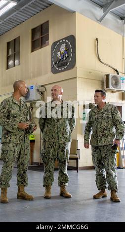 SANTA RITA, Guam (Sept 16, 2002) Adm Hinten. Bradley Andros und Force Master Chief Rick Straney besuchen die Operationen des Naval Mobile Construction Bataillons (NMCB) 11, der Ablösung Guam im Camp Covington Naval Base Guam. Andros traf sich mit Seabees von Delta Company, besuchte den Ausrüstungshof der Alpha Company und besichtigte die Versorgungslager. Stockfoto