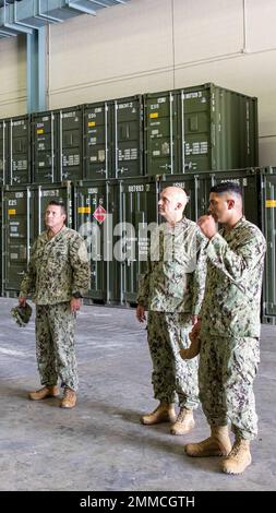 SANTA RITA, Guam (Sept 16, 2002) Adm Hinten. Bradley Andros und Force Master Chief Rick Straney besuchen die Operationen des Naval Mobile Construction Bataillons (NMCB) 11, der Ablösung Guam im Camp Covington Naval Base Guam. Andros traf sich mit Seabees von Delta Company, besuchte den Ausrüstungshof der Alpha Company und besichtigte die Versorgungslager. Stockfoto