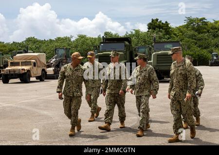 SANTA RITA, Guam (Sept 16, 2002) Adm Hinten. Bradley Andros und Force Master Chief Rick Straney besuchen die Operationen des Naval Mobile Construction Bataillons (NMCB) 11, der Ablösung Guam im Camp Covington Naval Base Guam. Andros traf sich mit Seabees von Delta Company, besuchte den Ausrüstungshof der Alpha Company und besichtigte die Versorgungslager. Stockfoto